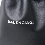 バレンシアガ BALENCIAGA バックパック ポーチ付き リュックサック ブラック メンズ レザー 革 カジュアル エブリデイ ドローストリング バックパック 504985 d6wbn 1000 ​