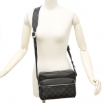 LOUIS VUITTON ルイヴィトン『タイガ アウトドア メッセンジャー PM』 メンズ ショルダーバッグ M30233