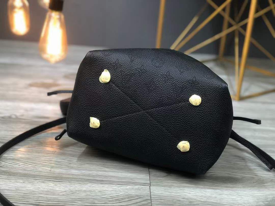 ルイヴィトン Louis Vuitton ベラ バッグ モノグラム マヒナ  M57070