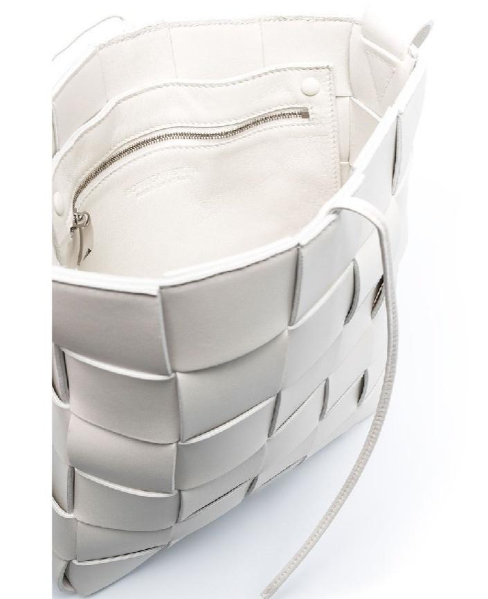 ボッテガヴェネタ BOTTEGA VENETA スムースレザー メッセンジャーバッグ ショルダーバッグ 649601 VMAY1 9007