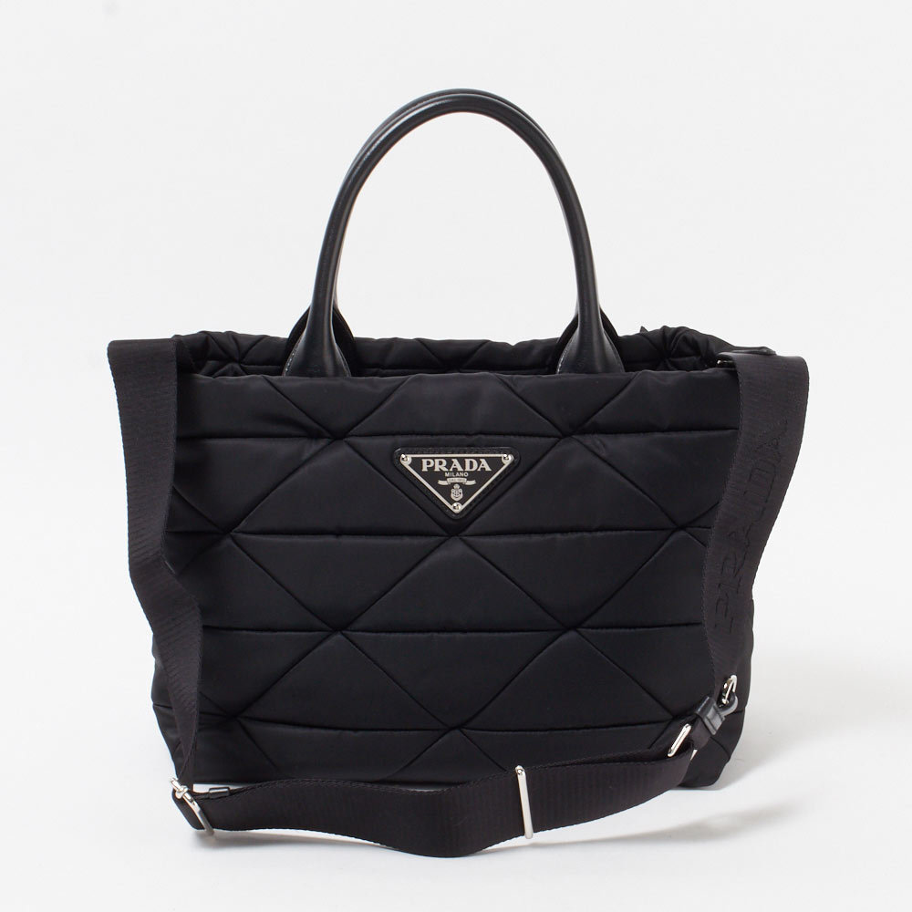 プラダ スモール パデッド Re-Nylon トートバッグ ブラック 1BG436_RDJN_F0002_V_OOO
