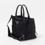 プラダ スモール パデッド Re-Nylon トートバッグ ブラック 1BG436_RDJN_F0002_V_OOO