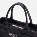 プラダ スモール パデッド Re-Nylon トートバッグ ブラック 1BG436_RDJN_F0002_V_OOO