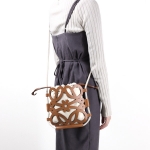 ロエベ ANAGRAM CUTOUT CROSSBODY BAG クロスボディバック ショルダーバッグ ポシェット B922Q09X01 3892