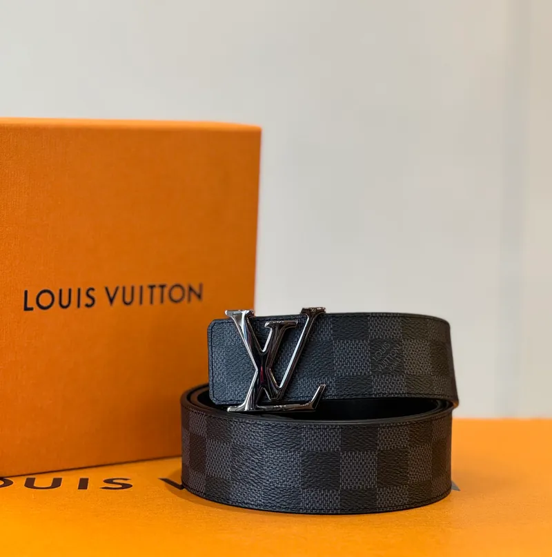 ルイヴィトン グラフィット サンチュール LVイニシャル 40MM リバーシブル M0213S