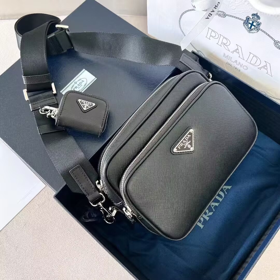 プラダ 斜め掛け ショルダーバッグ メンズ PRADA SAFFIANO TRAVEL レザー イタリア 2VH170