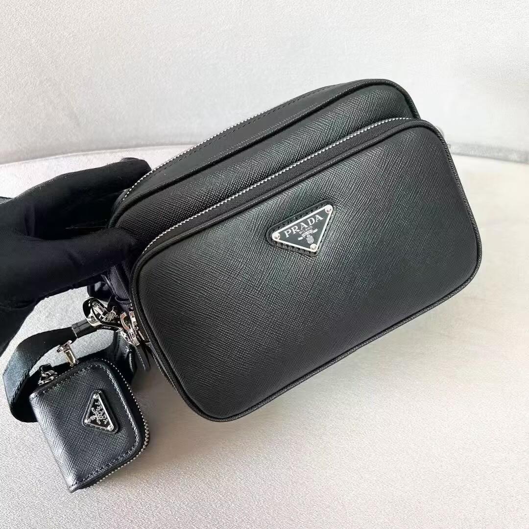 プラダ 斜め掛け ショルダーバッグ メンズ PRADA SAFFIANO TRAVEL レザー イタリア 2VH170