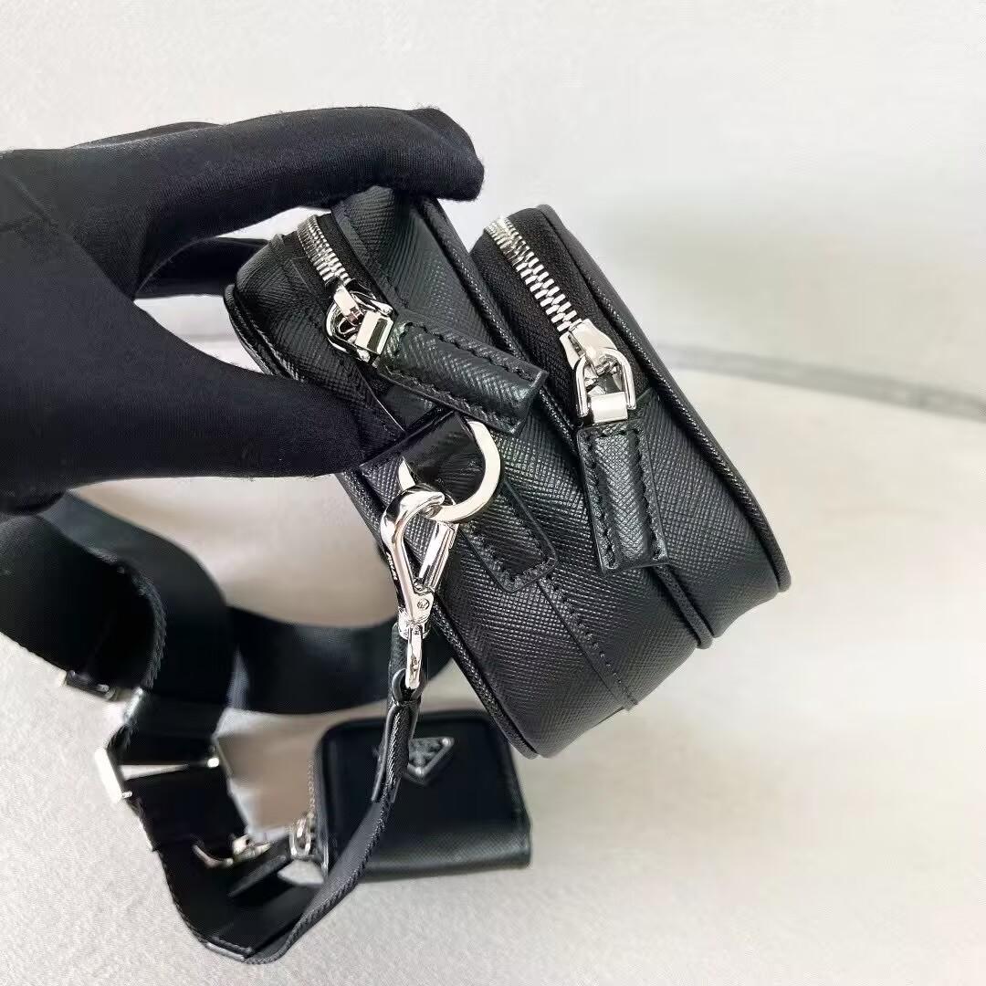 プラダ 斜め掛け ショルダーバッグ メンズ PRADA SAFFIANO TRAVEL レザー イタリア 2VH170