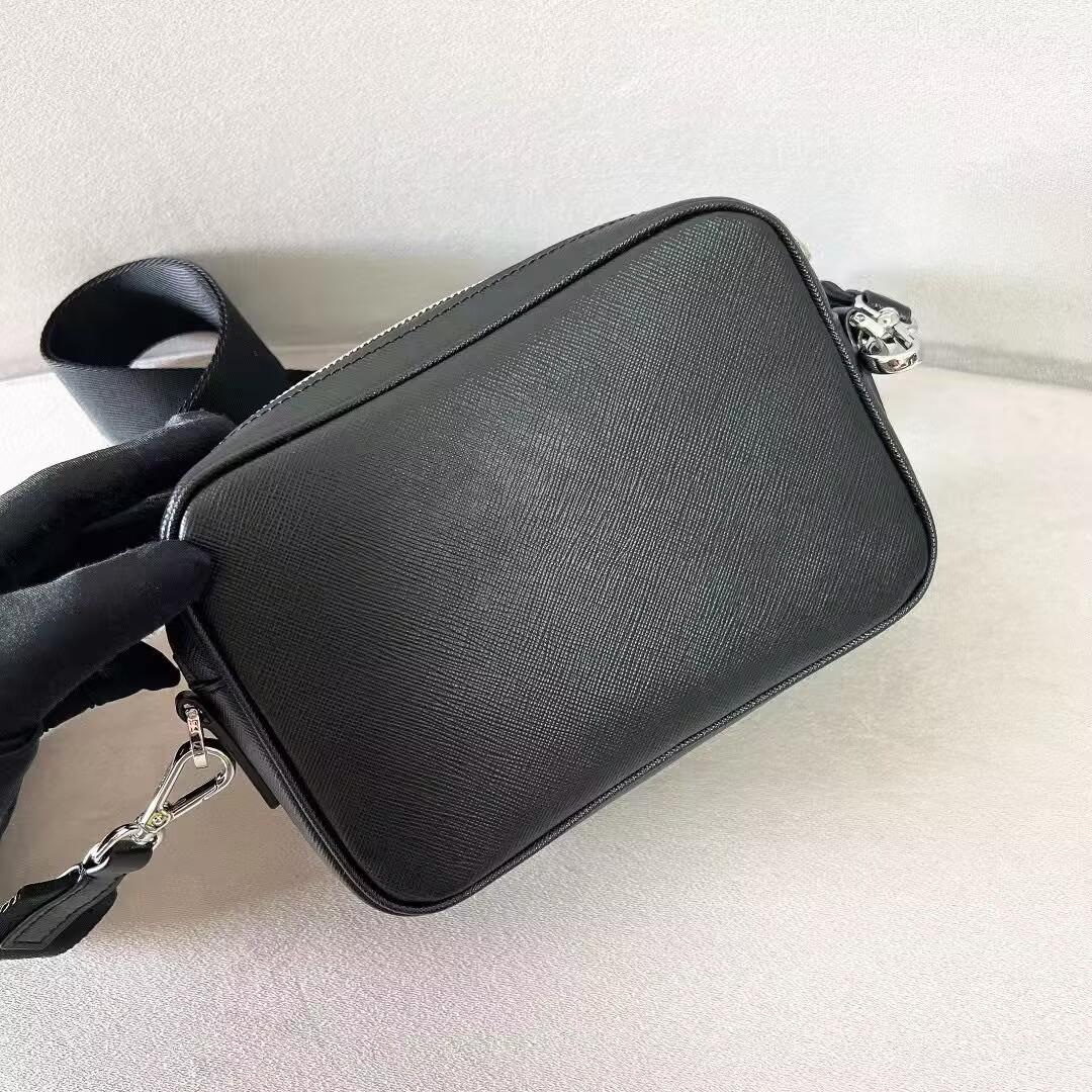 プラダ 斜め掛け ショルダーバッグ メンズ PRADA SAFFIANO TRAVEL レザー イタリア 2VH170
