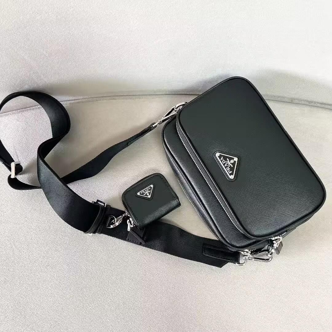 プラダ 斜め掛け ショルダーバッグ メンズ PRADA SAFFIANO TRAVEL レザー イタリア 2VH170