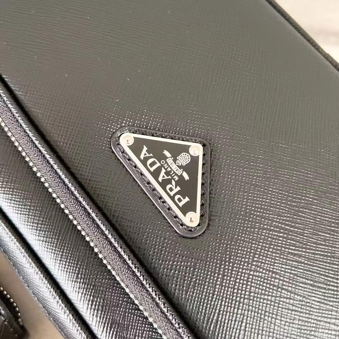 プラダ 斜め掛け ショルダーバッグ メンズ PRADA SAFFIANO TRAVEL レザー イタリア 2VH170