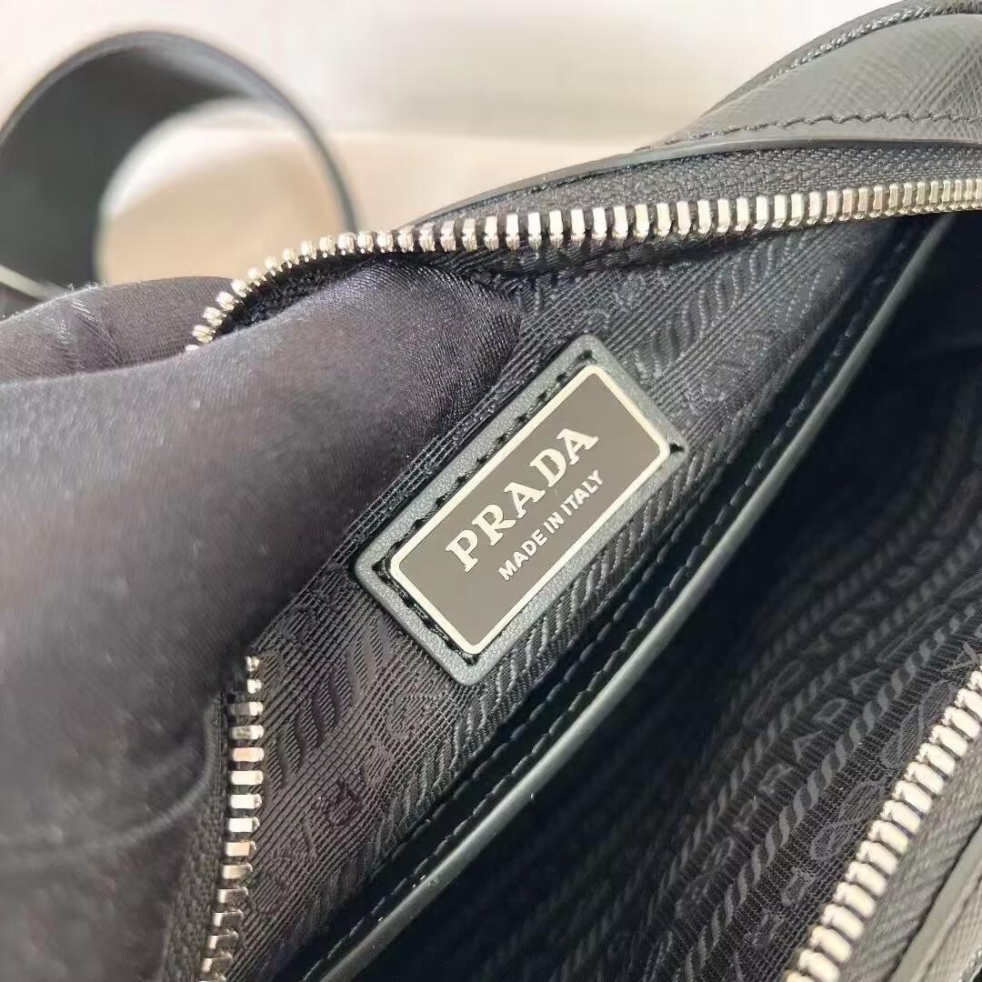 プラダ 斜め掛け ショルダーバッグ メンズ PRADA SAFFIANO TRAVEL レザー イタリア 2VH170