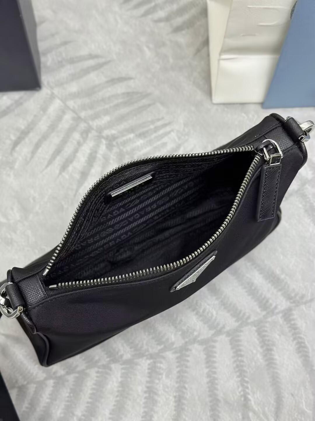 プラダ Re Nylon xサフィアーノレザー ショルダーバッグ ショルダーバッグ 2VH113