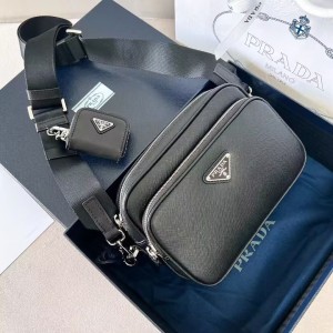 プラダ 斜め掛け ショルダーバッグ メンズ PRADA SAFFIANO TRAVEL レザー イタリア 2VH170