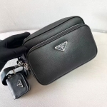 プラダ 斜め掛け ショルダーバッグ メンズ PRADA SAFFIANO TRAVEL レザー イタリア 2VH170