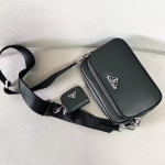 プラダ 斜め掛け ショルダーバッグ メンズ PRADA SAFFIANO TRAVEL レザー イタリア 2VH170