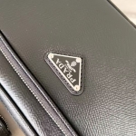 プラダ 斜め掛け ショルダーバッグ メンズ PRADA SAFFIANO TRAVEL レザー イタリア 2VH170