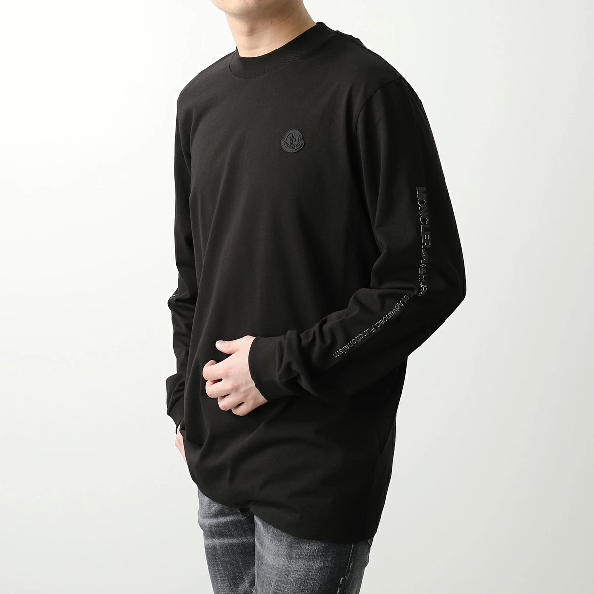 モンクレール マットブラック 長袖Tシャツ メンズ ロンT コットン ロゴ 立体ロゴ クルーネック 8D00004 8390T 999