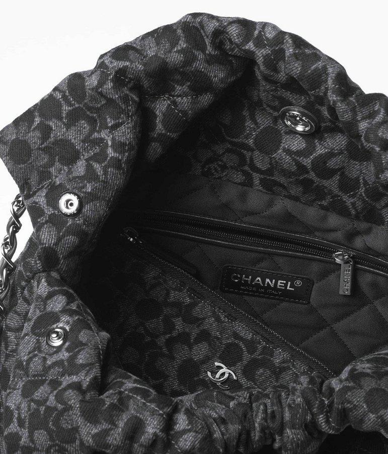 CHANEL 22 スモール シックなデニム カメリア柄 ハンドバッグ AS3260 B18133 94305