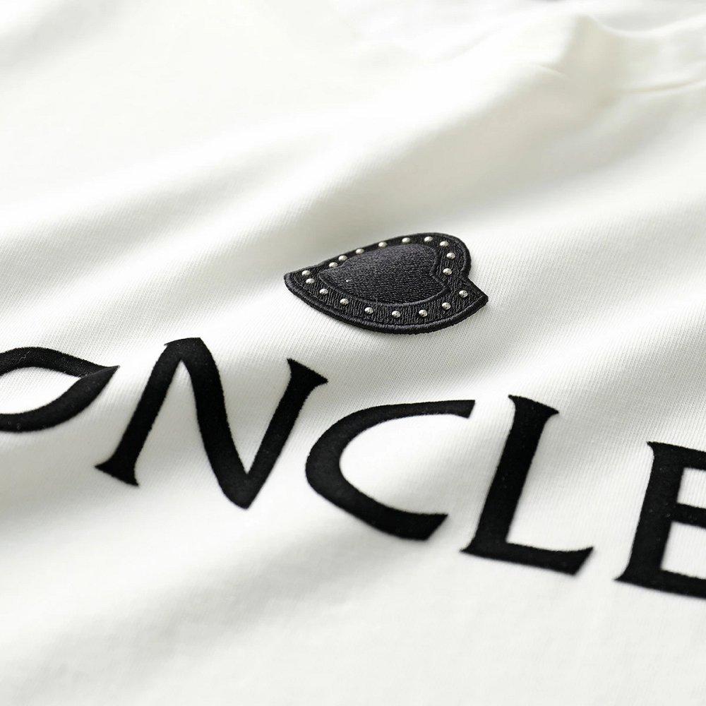 モンクレールTシャツ メンズ コットン フロックプリント スタッドパッチ クルーネック ロゴ 8C00007 8390T