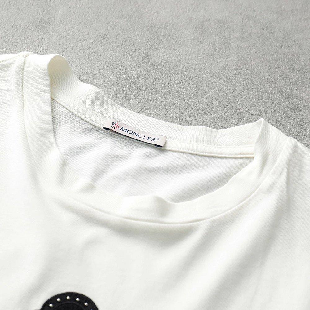 モンクレールTシャツ メンズ コットン フロックプリント スタッドパッチ クルーネック ロゴ 8C00007 8390T