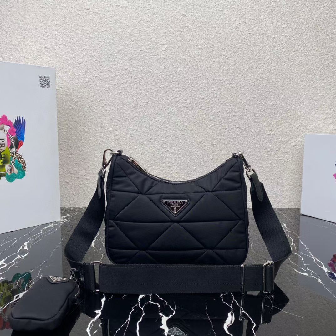 PRADA パデッドRe-Nylonショルダーバッグ ブラック1BC151_RDJN_F0002_V_B9O