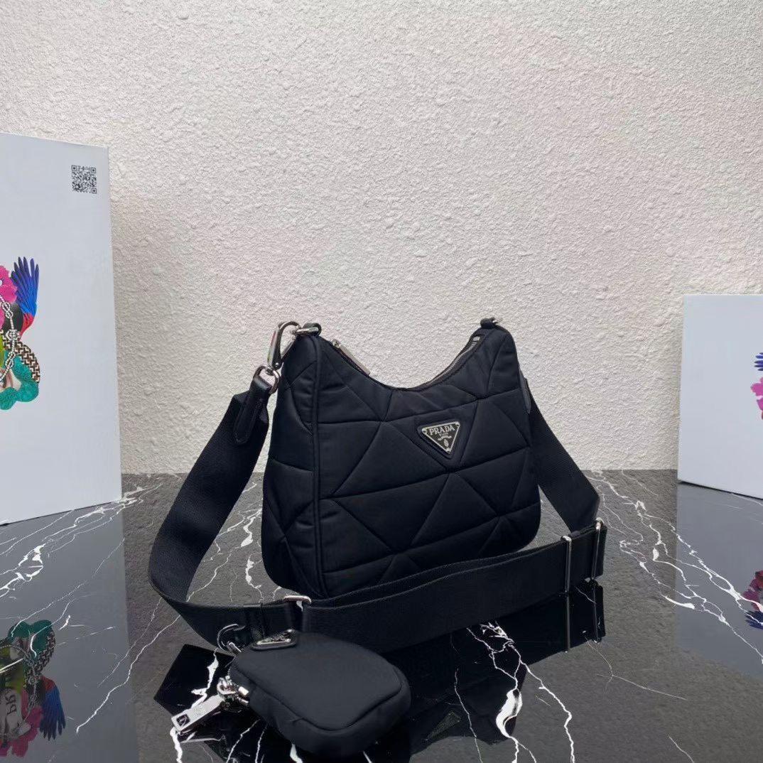 PRADA パデッドRe-Nylonショルダーバッグ ブラック1BC151_RDJN_F0002_V_B9O