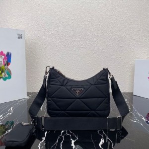 PRADA パデッドRe-Nylonショルダーバッグ ブラック1BC151_RDJN_F0002_V_B9O