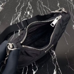 PRADA パデッドRe-Nylonショルダーバッグ ブラック1BC151_RDJN_F0002_V_B9O