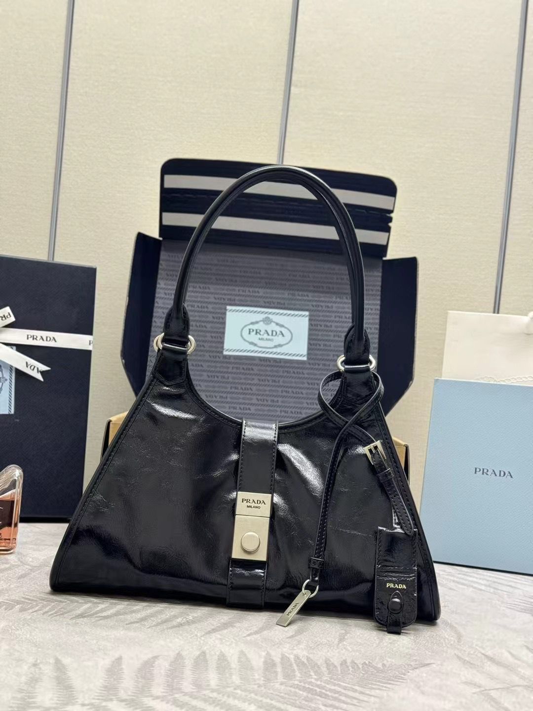PRADA 台形シルエット ミディアム レザー トートバッグ 1BG563