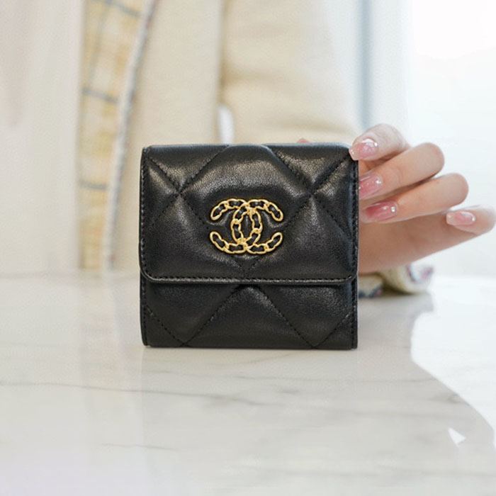 シャネル  19 ディズヌフ スモールフラップウォレット 三つ折り財布 レディース AP1789