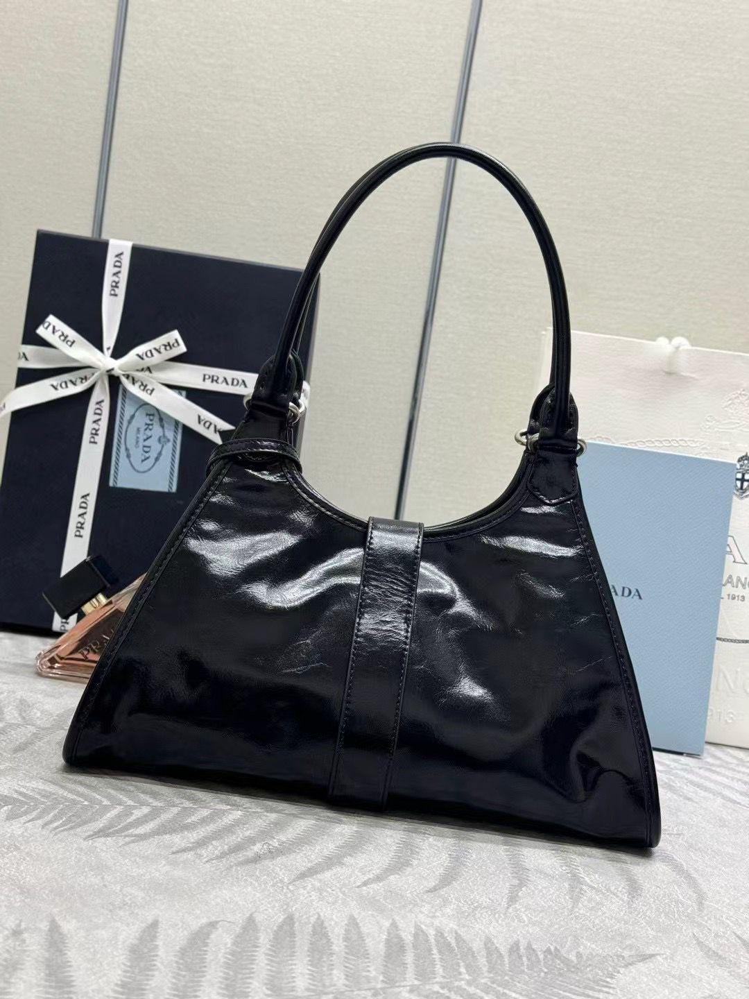 PRADA 台形シルエット ミディアム レザー トートバッグ 1BG563
