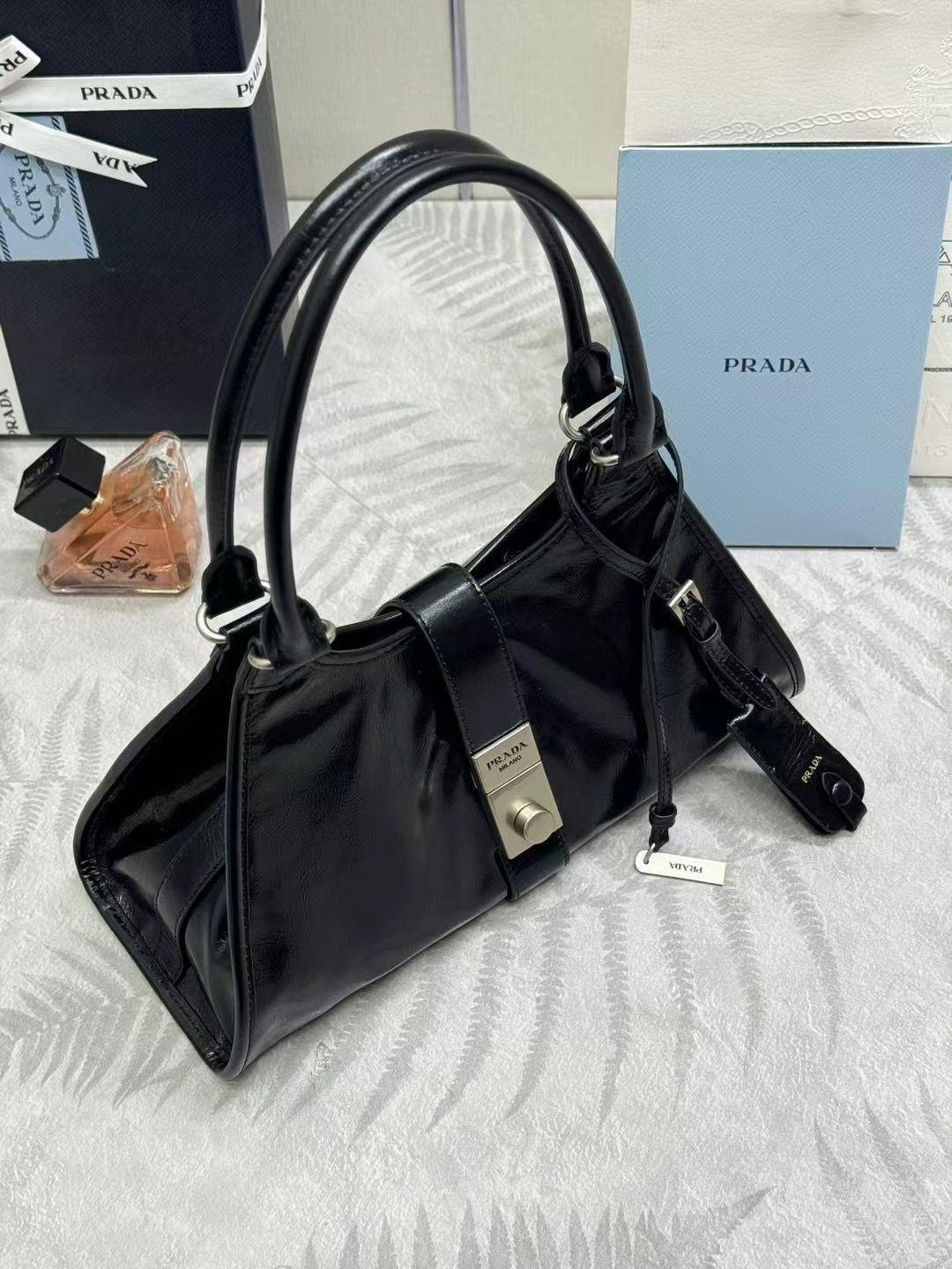 PRADA 台形シルエット ミディアム レザー トートバッグ 1BG563