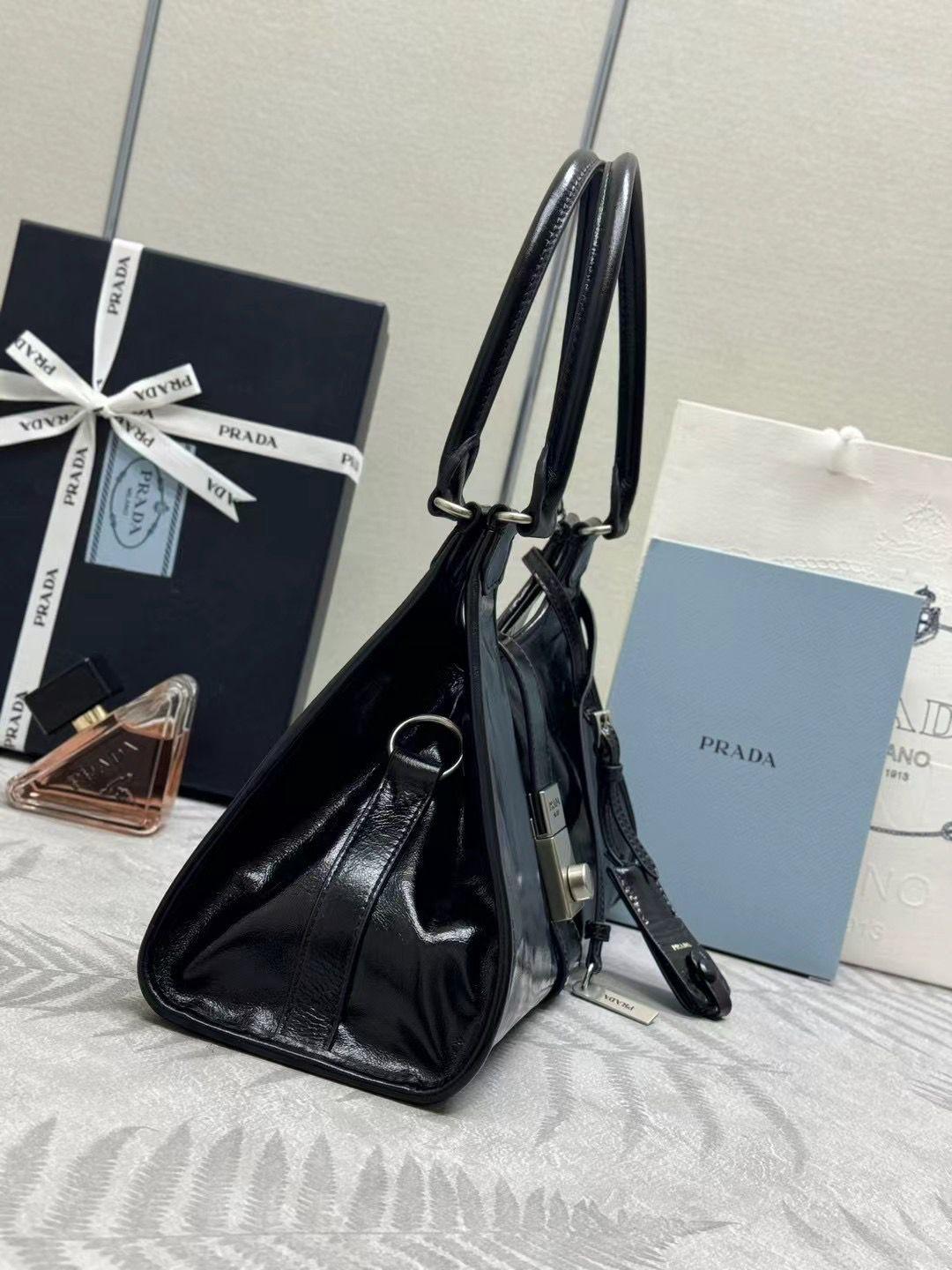 PRADA 台形シルエット ミディアム レザー トートバッグ 1BG563