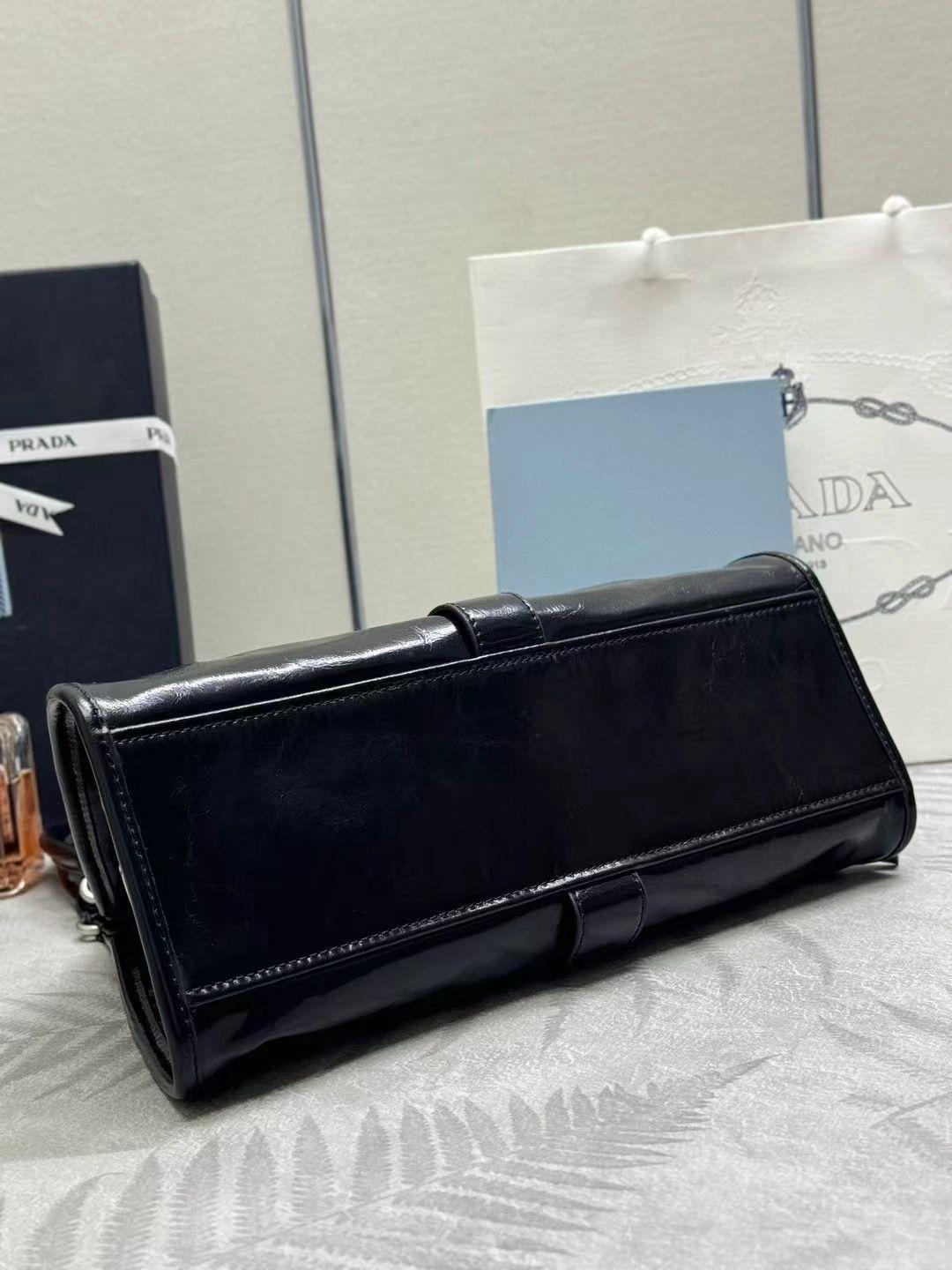PRADA 台形シルエット ミディアム レザー トートバッグ 1BG563