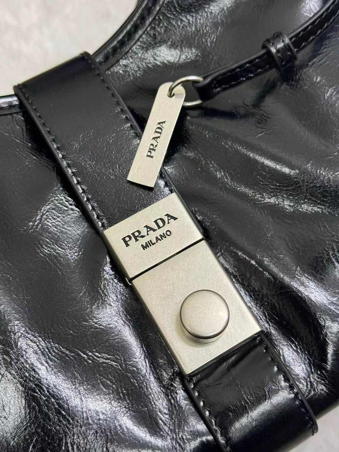 PRADA 台形シルエット ミディアム レザー トートバッグ 1BG563
