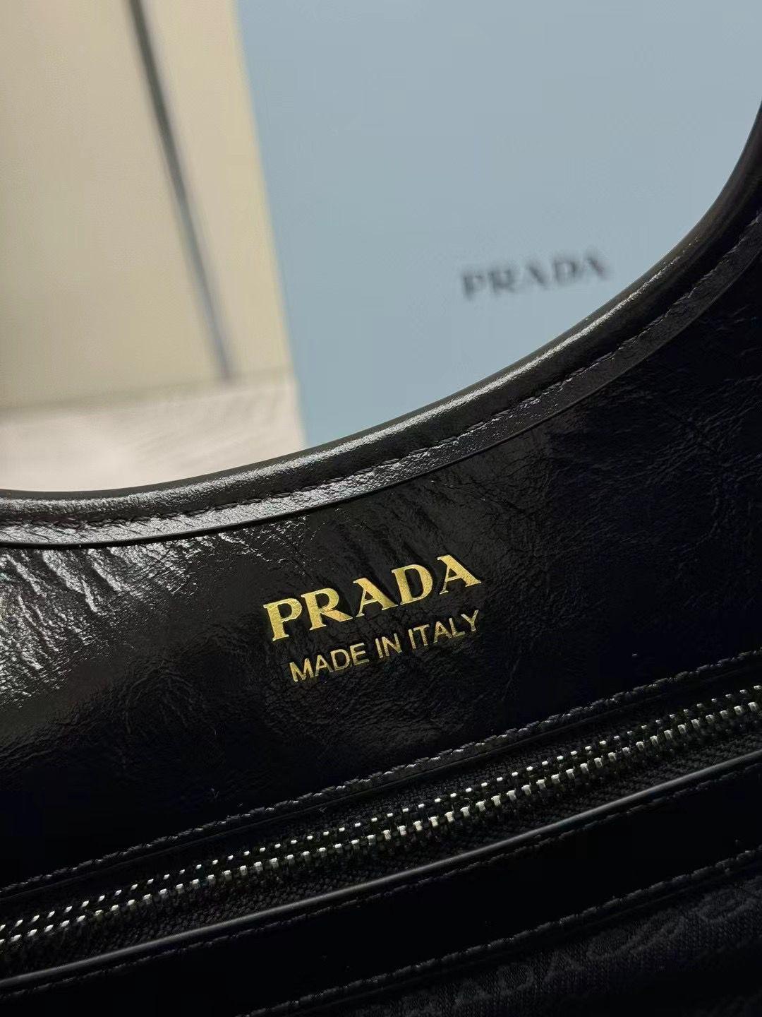 PRADA 台形シルエット ミディアム レザー トートバッグ 1BG563