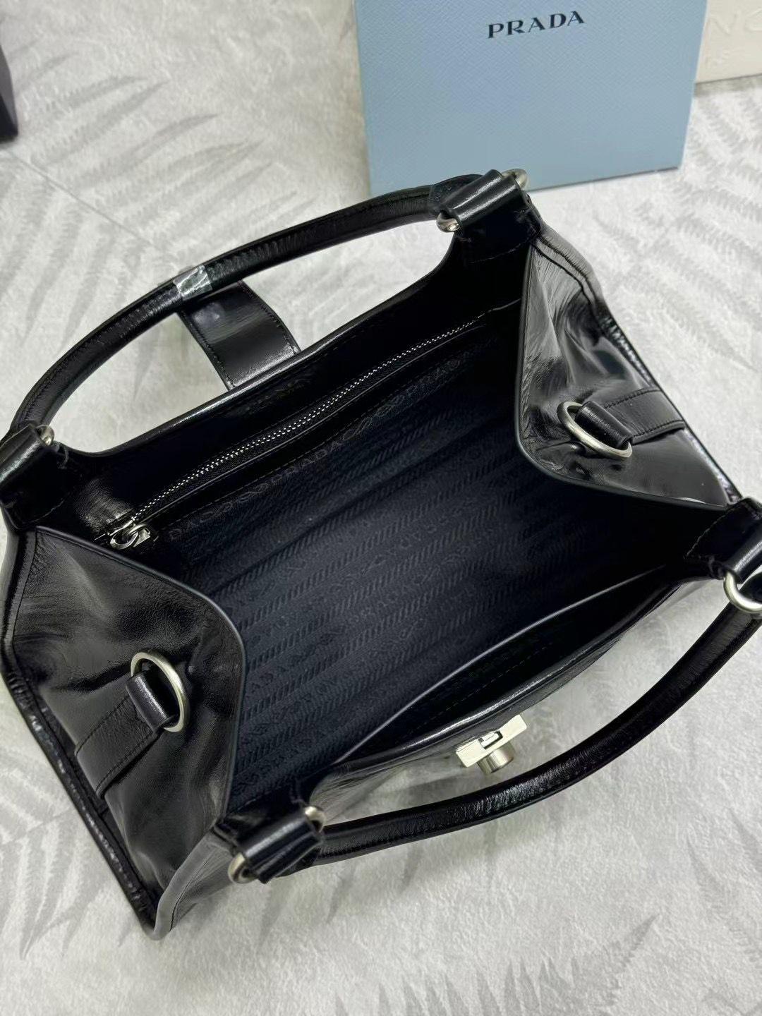 PRADA 台形シルエット ミディアム レザー トートバッグ 1BG563