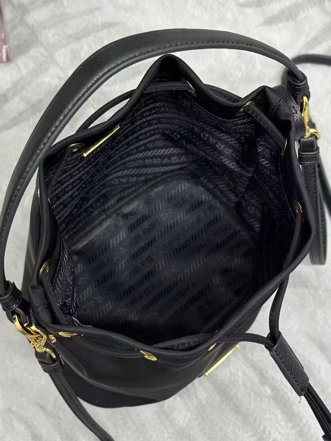 プラダ バケットバッグ Re-Edition 1978 Re-Nylon リナイロン 1BE067 WOP RV44 レディース