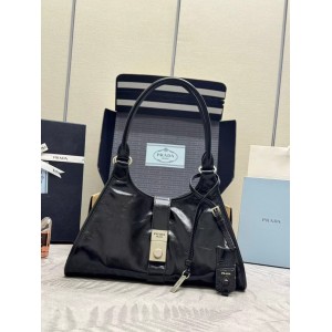 PRADA 台形シルエット ミディアム レザー トートバッグ 1BG563