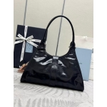 PRADA 台形シルエット ミディアム レザー トートバッグ 1BG563