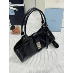 PRADA 台形シルエット ミディアム レザー トートバッグ 1BG563