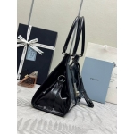 PRADA 台形シルエット ミディアム レザー トートバッグ 1BG563