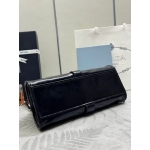 PRADA 台形シルエット ミディアム レザー トートバッグ 1BG563