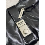 PRADA 台形シルエット ミディアム レザー トートバッグ 1BG563