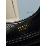 PRADA 台形シルエット ミディアム レザー トートバッグ 1BG563