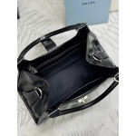 PRADA 台形シルエット ミディアム レザー トートバッグ 1BG563