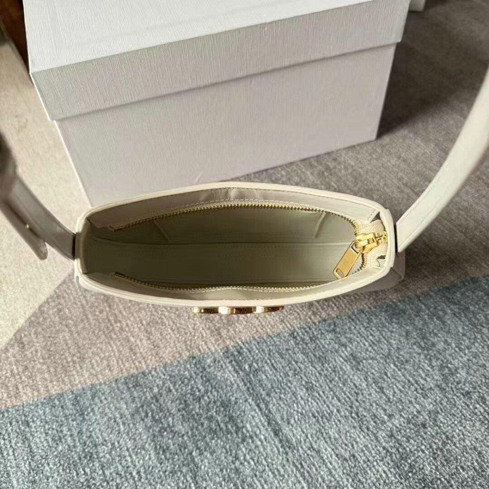 CELINE ミディアム ティリー バッグ シャイニーカーフスキン 115703BF4.01BC