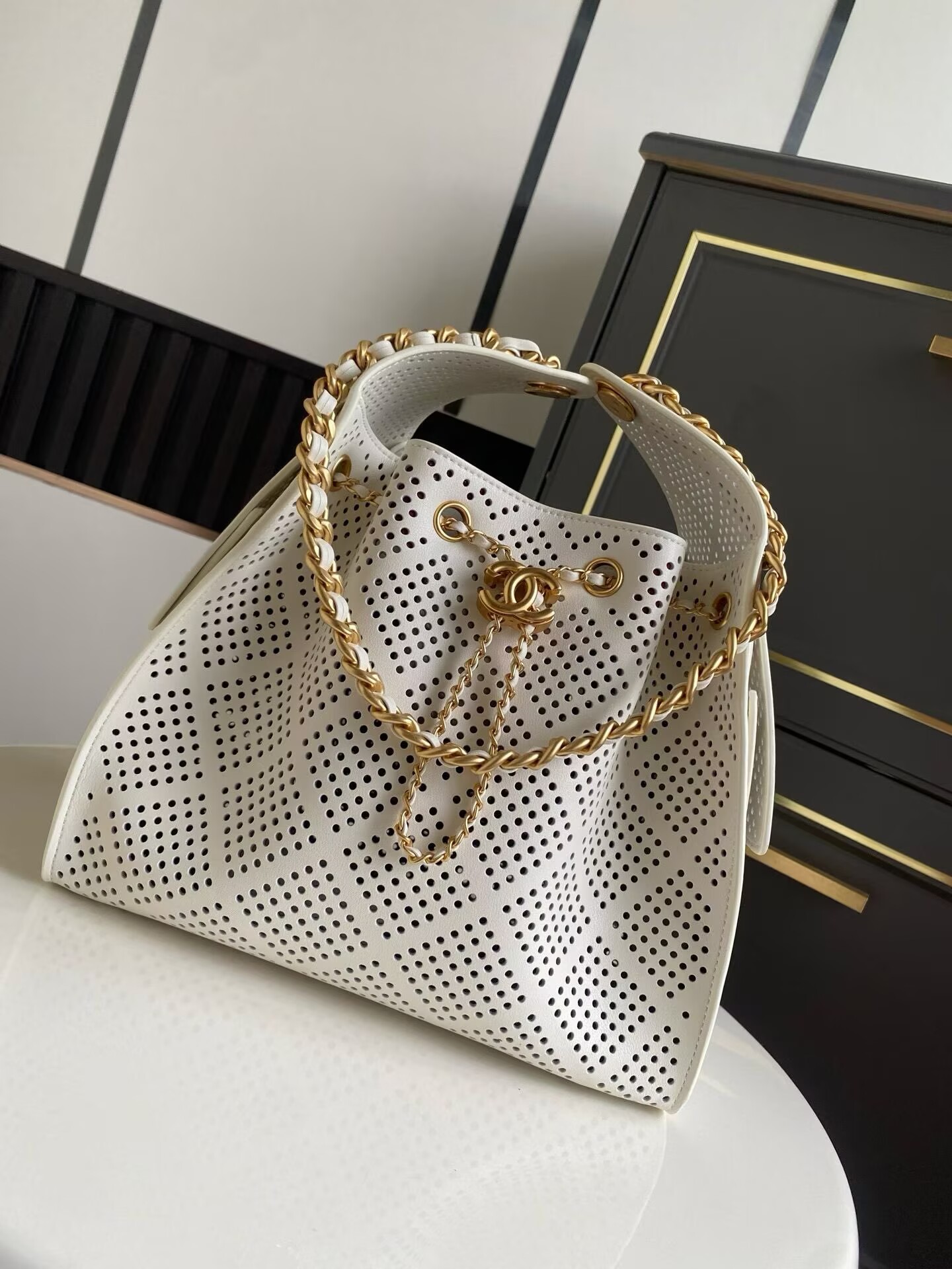 シャネル CHANEL25 スモール ハンドバッグ パンチング ホワイト AS5293